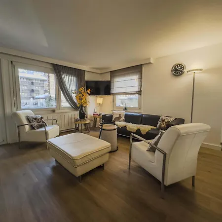 Apartamento & Elegant Apartments,partially With Fireplace, By