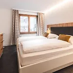 アパート & Elegant Apartments,partially With Fireplace, By