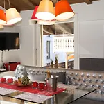 アパート & Elegant Apartments,partially With Fireplace, By