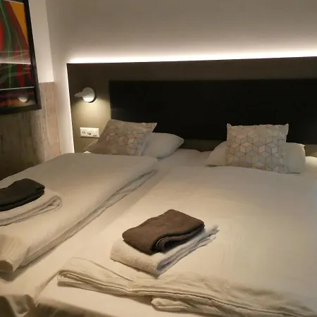 & Elegant Apartments,partially With Fireplace, By شقة زيرمات