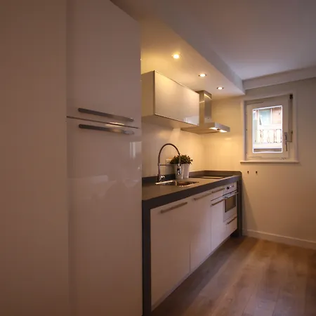 & Elegant Apartments,partially With Fireplace, By شقة زيرمات