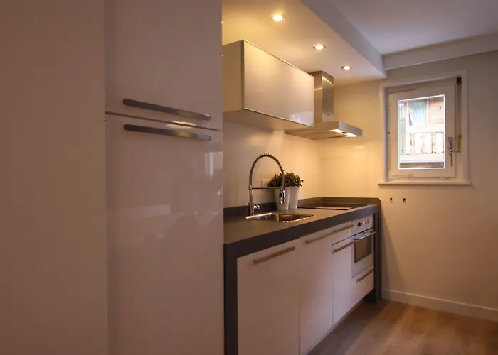 & Elegant Apartments,partially With Fireplace, By شقة زيرمات